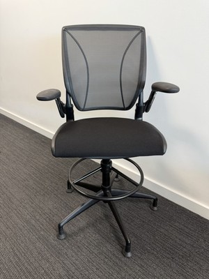 Humanscale Diffrient World Zeichnerstuhl ergonomischer Bürohocker Netz schwarz