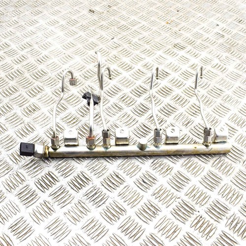 BMW 5 F10 550 xDrive Kraftstoffverteiler links 7547600 7537319 4,40 Benzin