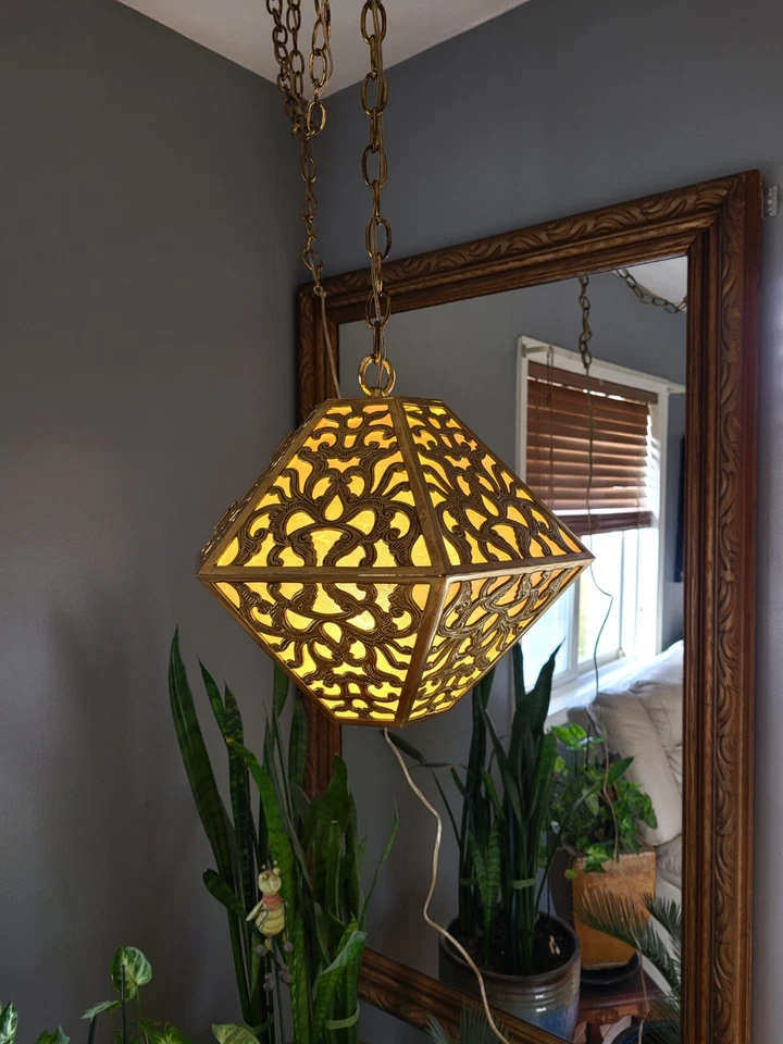 HALLAZGO RARO: Lámpara colgante asiática hecha a mano de latón perforada de los años 50 Foto 3 de 4