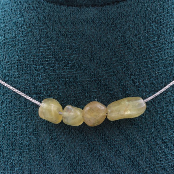 Mineralien Und Edelsteine. Halskette 4 Perlen Apatit Gelb Aus Madagaskar. C-image