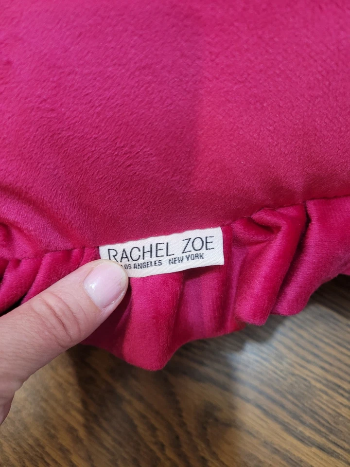 Rachel Zoe 心形荷叶边粉色装饰天鹅绒枕头-大号 — 第 2/4 张图片