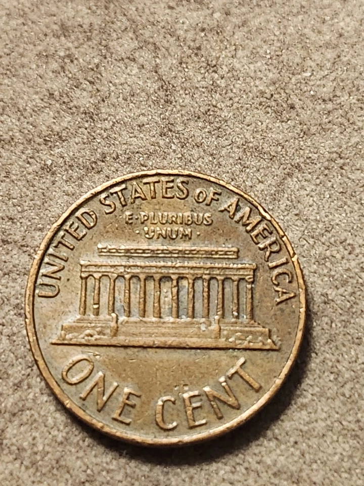 This 1969 D Lincoln Memorial Penny with A Floating Roof Was Every One's Quest. - Image 2 of 2