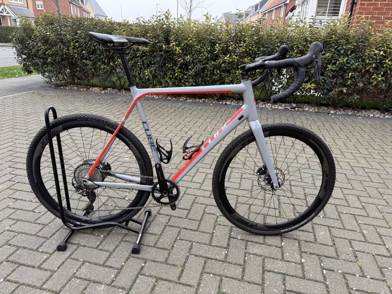 Cube cross race gravel bike carbon wheels 61cm Shimano GRX