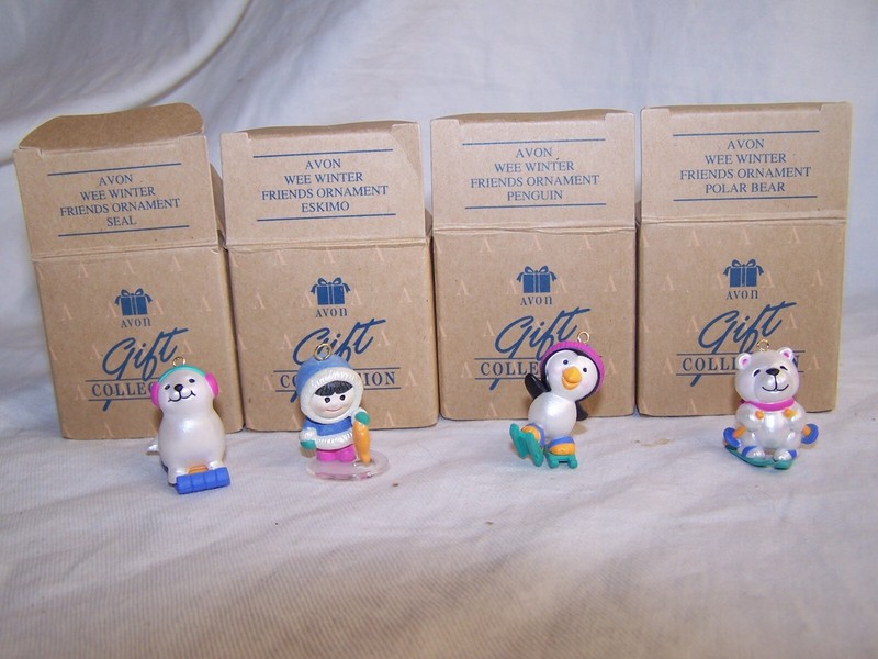 Avon Gift Collection Wee Winter Friends Christmas Display Stand With Ornaments.