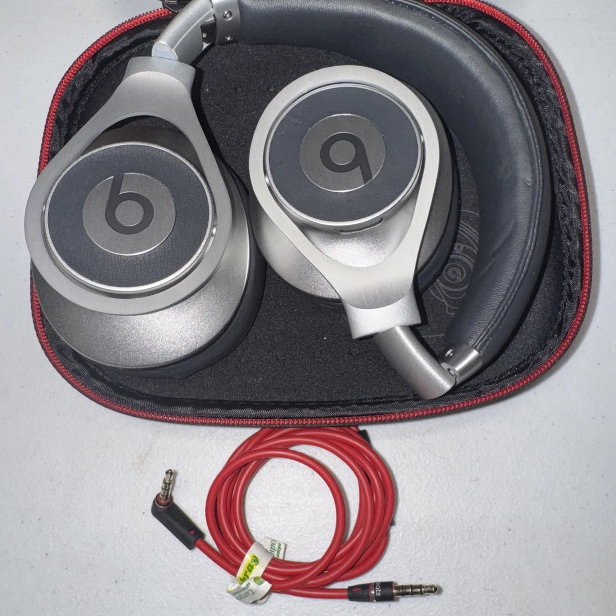 ヘッドホン Beats executive（シルバー） Amazon.com: Beats Executive Wired Headphone - Silver (Renewed