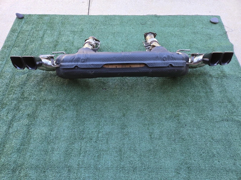 Chevrolet Corvette C8 OEM Z51 Performance escape puntas negras Foto 2 de 4