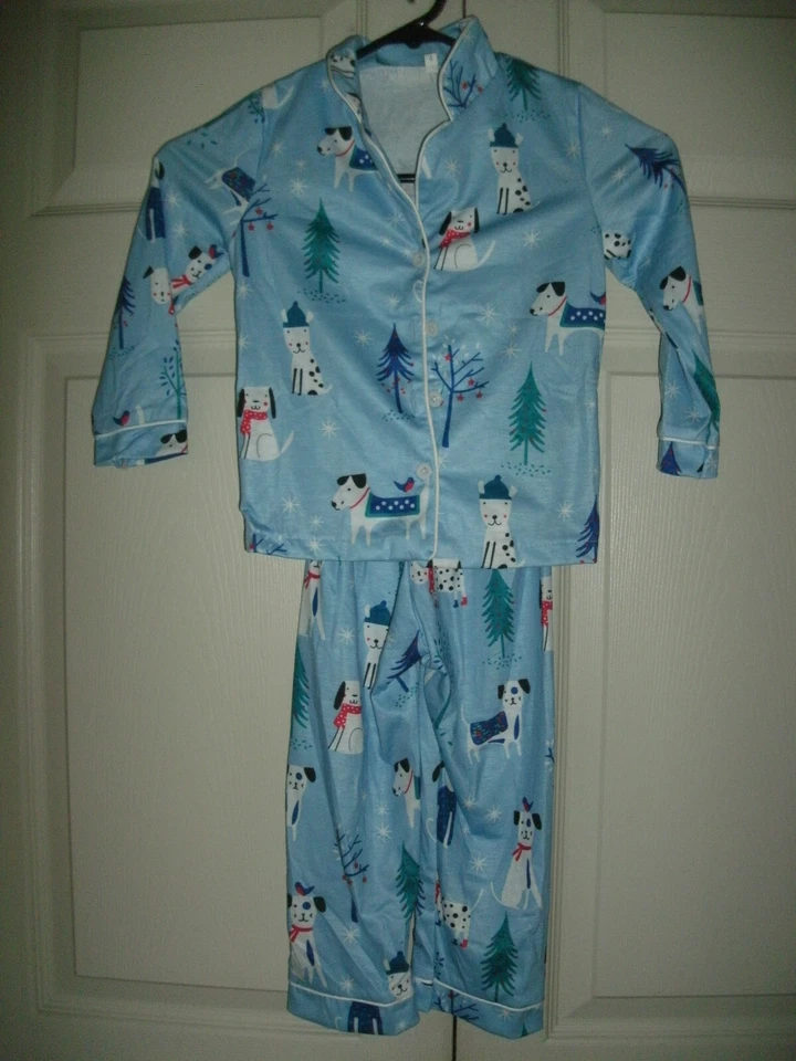 NUEVO Pijama Niños Talla 4 Invierno Perros con Suéteres Estampado en Azul 2 piezas Conjunto Pantalones y Top Foto 3 de 4