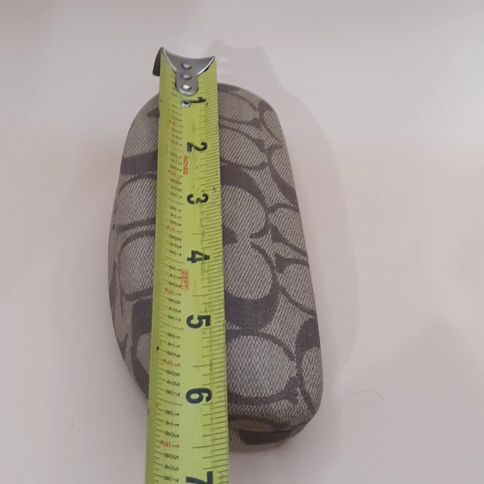 Óculos de sol Coach Signature marrom acastanhado concha dura logotipo estojo - Imagem 2 de 4