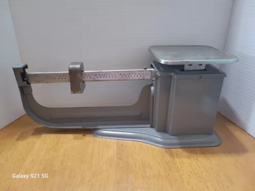 Vintage 4 lb scale with sliding bar postal scale