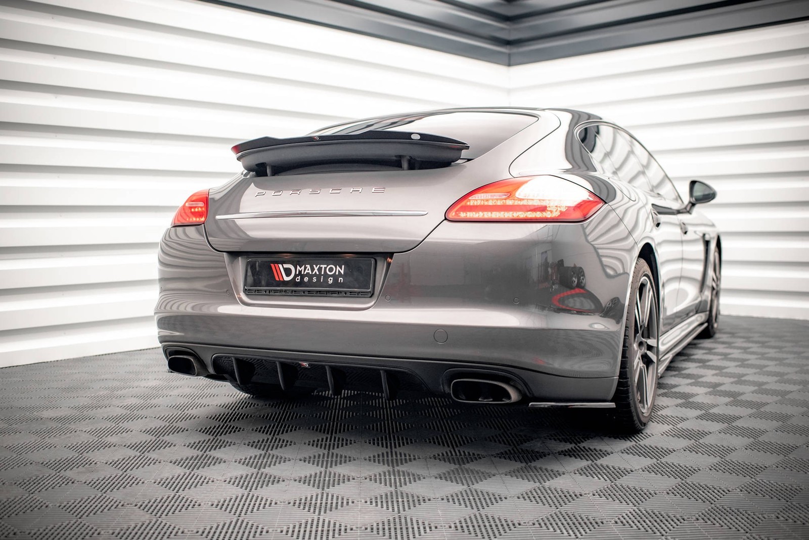 Diffuseur arrière Porsche Panamera 970 noir brillant par Maxton Design