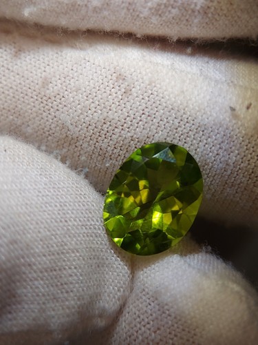 Sparkling peridot gemstone - faceted natural green Chrysolite 5.05 CTS - Picture 16 of 16