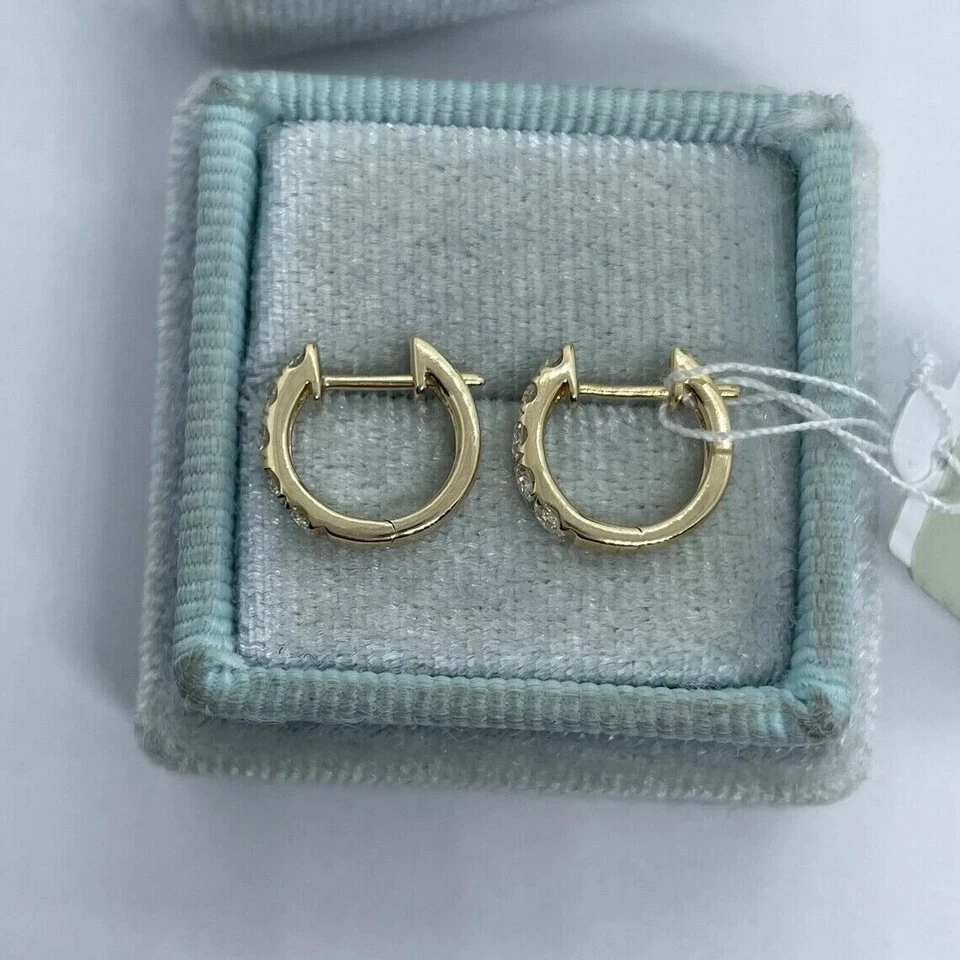 Aretes tipo argolla Huggie pequeños de diamantes redondos creados en laboratorio de 1 quilate enchapados en oro amarillo de 14 quilates Foto 4 de 4