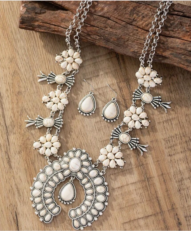 JUEGO DE JOYAS - 3 piezas Pendientes Collar Estilo Flor de Calabaza Occidental Blanco sobre Plata Foto 3 de 4