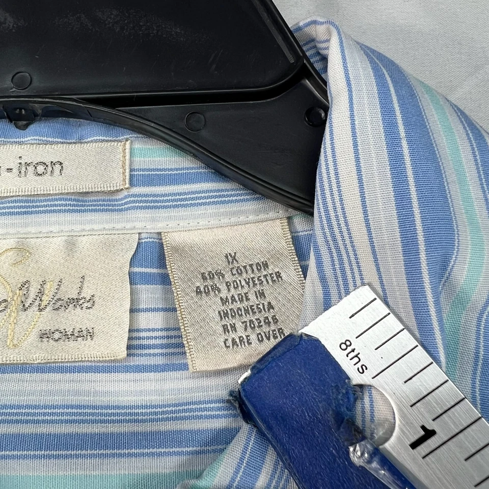 Camisa feminina Studio Works com botões plus size 1X listrada azul manga 3/4 - Imagem 4 de 4