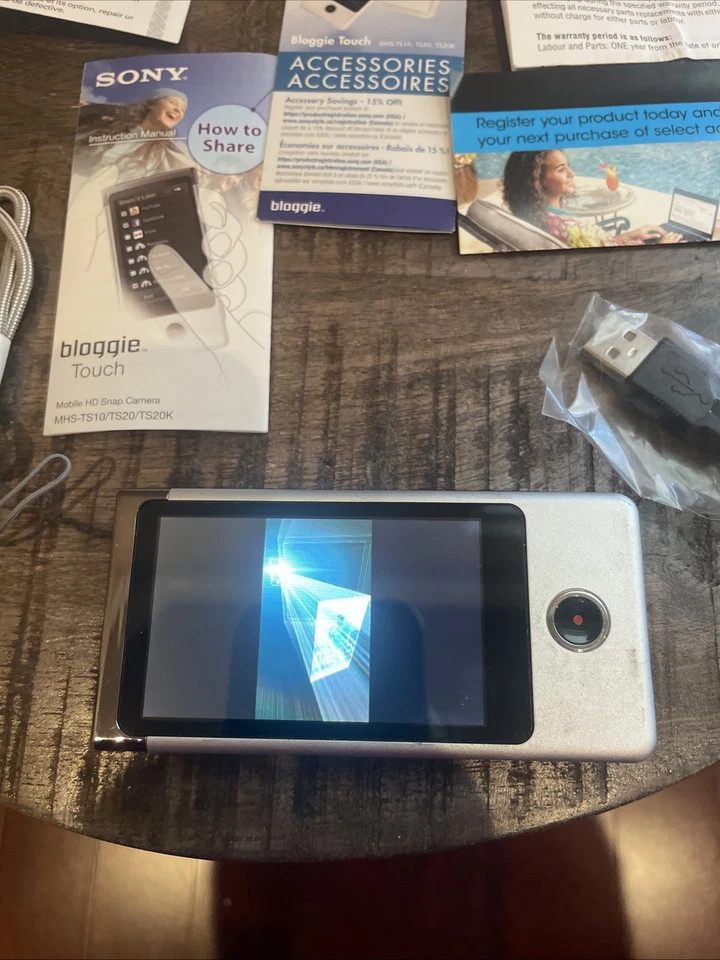 Cámara de video digital Sony Bloggie Touch MHS-TS10 plateada a presión/accesorios probados Foto 2 de 4