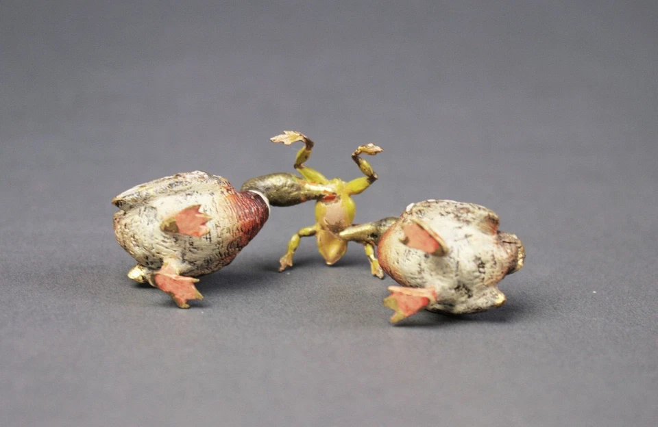 Wiener Bronze. Zwei Gänse streiten um Frosch. Kleinplastik. Tiergur. Um 1900. - Bild 3 von 4