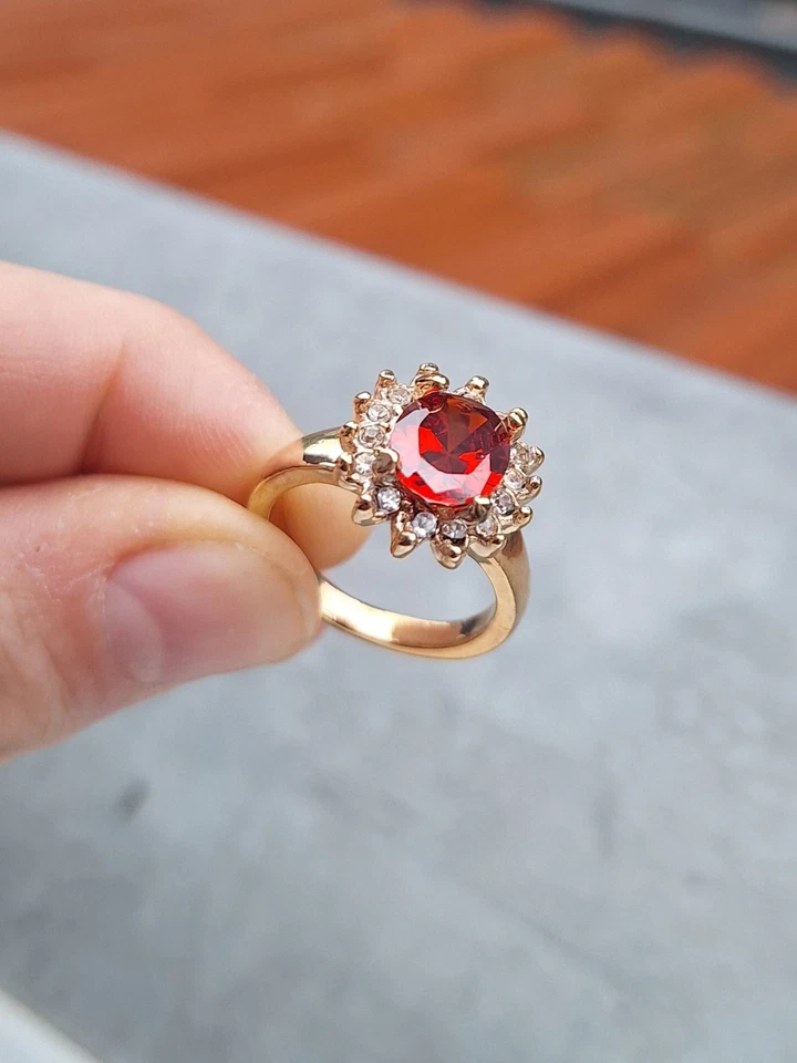 Neuer goldener Ring mit roten ovalen Strassstein, 18 mm