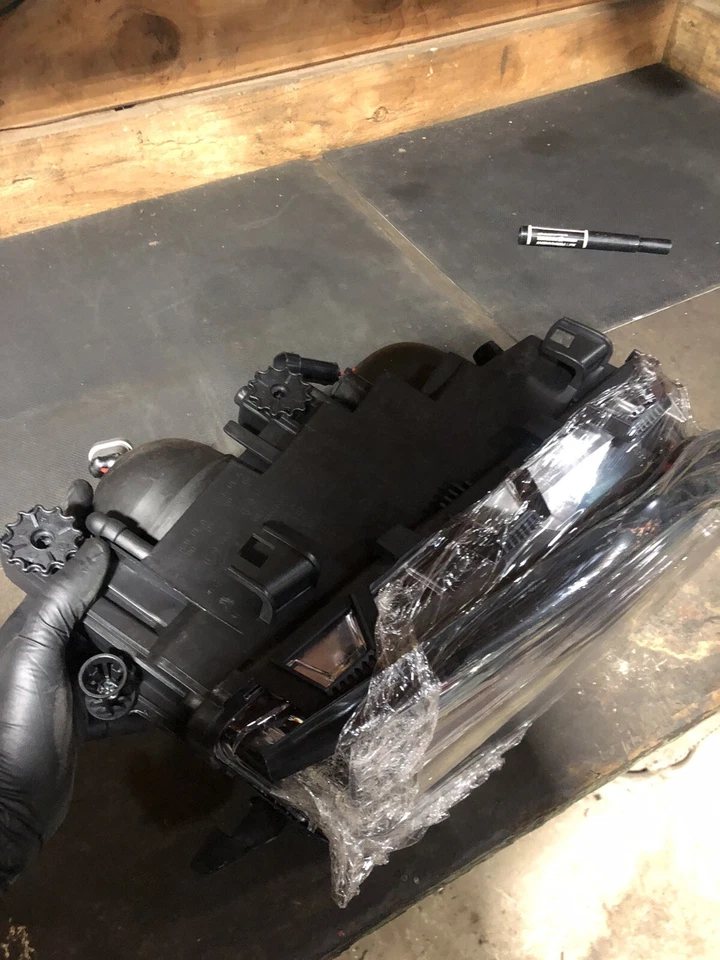 Right Headlight TYC 20-6469-01 Bmw 325i 2005 See Pictures For Fitment - Image 2 of 4