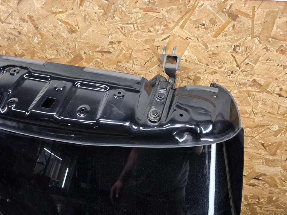 ЧЕРНАЯ ОРИГИНАЛЬНАЯ КРЫШКА КОРПУСА ЗАДНЕЙ ДВЕРИ БАГАЖНИКА ПОДЪЕМНОЙ ДВЕРИ MERCEDES 12-15 W166 ML350 - Изображение 2 из 4