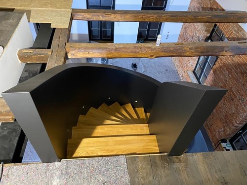 WENDELTREPPE AUS LEICHTBETON IN SCHWARZ - Bild 7 von 11