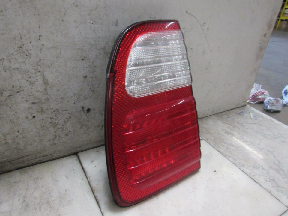 98 99 00 01 02 LEXUS LX470 OEM Pasajero Derecho Luz Trasera Puerta Parte # 8158060040 Foto 2 de 4