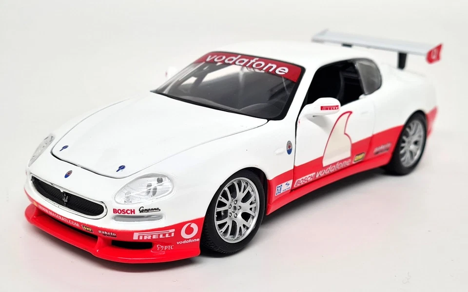 Maisto 1/24 - Maserati Coupe Trofeo Red / White Diecast Scale Model Car - Image 2 of 4