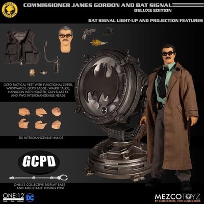 Mezco 1/12 Commissioner James Gordon And Bat Signal Deluxe Edition