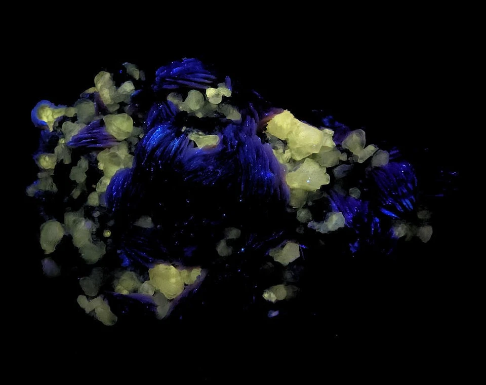 EXTRAORDINARY ORANGE BARITE CRYSTAL CLUSTER WITH CERUSSITE - Image 4 of 4