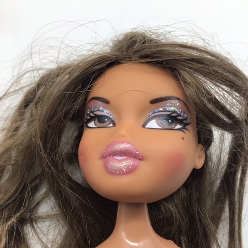 MGA Bratz Puppe 2 Stück meist mit Schuhen bekleidet 2001 - Bild 6 von 8