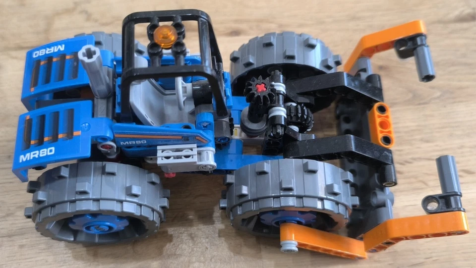 LEGO Technic 42071 Dozer Compactor, photo 4 sur 4