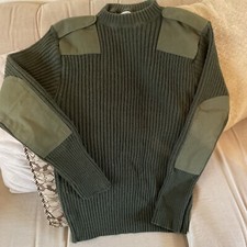 Pull en laine USMC taille 42 couleur vert présente quelques petites usures