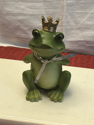 Copeau Garden Crown Frog figurine  frog wearing a golden crown Decorative Figure