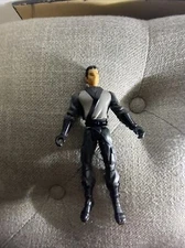 2005 BATMAN BEGINS 5" DUAL BLADE BRUCE TO BATMAN FIGURE