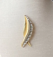 VTG BSK Pea Pod BROOCH PIN LEAF GOLD TONE EMERALD CUT CRYSTAL RHINESTONES SIGNED