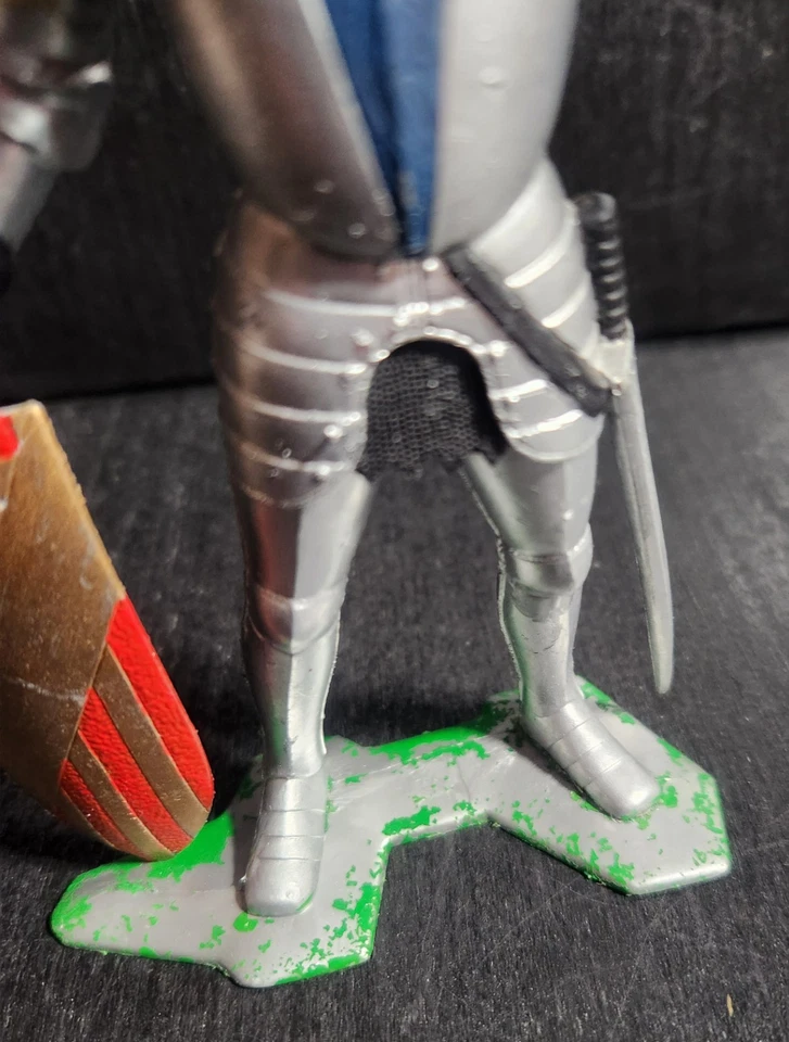 FIGURA DE CABALLERO MARX VINTAGE 1964 CON ESCUDO ESPADA GUERRERO GRAN TAMAÑO 6" PLÁSTICO Foto 2 de 4