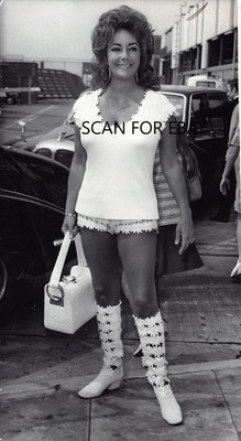 ELIZABETH TAYLOR ARRIVES HEATHROW 1971 - PRESS PHOTO -EX COND