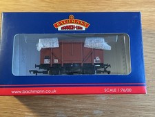 bachmann OO gauge 38-082A 12 TON SOUTHERN 2+2 PLANKED VENT VAN BR (S) BAUXITE
