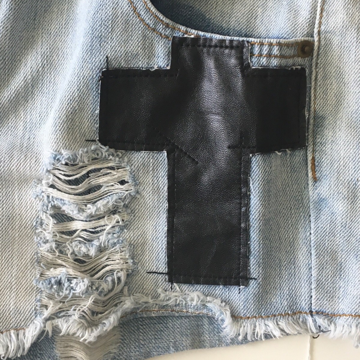 Short Délavé Taille Moyenne Blu Pepper - Taille 31, Motif Croix, Coupe Coupée Déstructurée