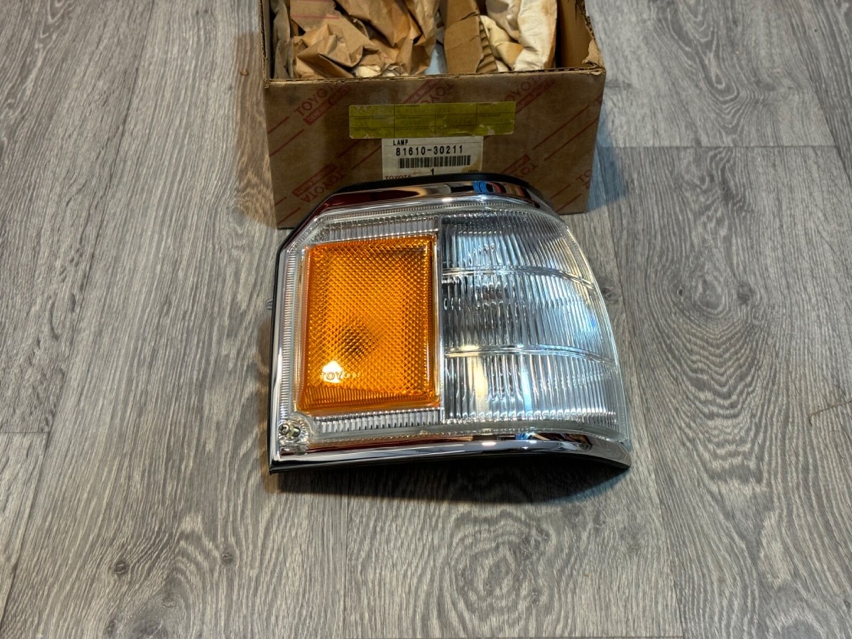 クラウン.st Toyota Crown Sedan MS122 MS125 LAMP ASSY, PARKING & CLEARANCE, RH