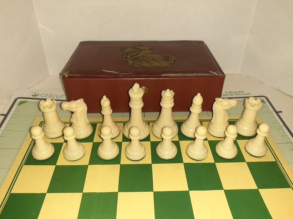 Piezas de ajedrez de caballero galante vintage tempranas en caja original con tablero de papel 1946? Foto 4 de 4