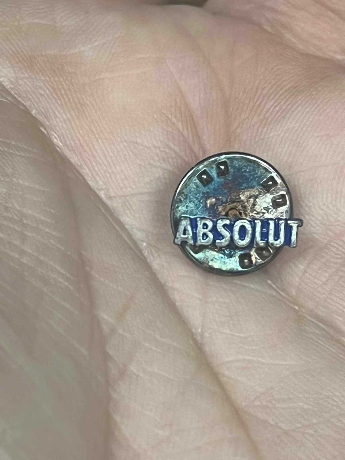 VINTAGE 90'S SMALL ABSOLUT VODKA ABSOLUT PROMO PIN FROM SWEDEN - DISPLAY BOTTLE