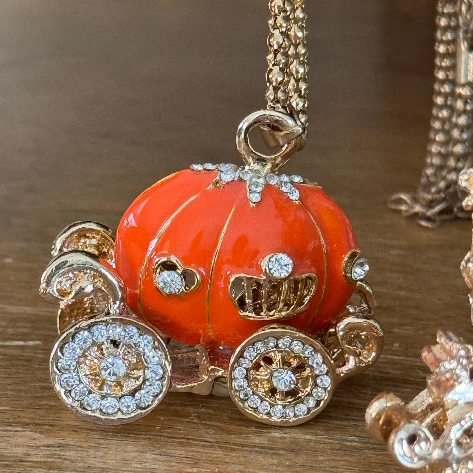 Collana Betsy Johnson Strass Smalto Arancione Zucca Coach