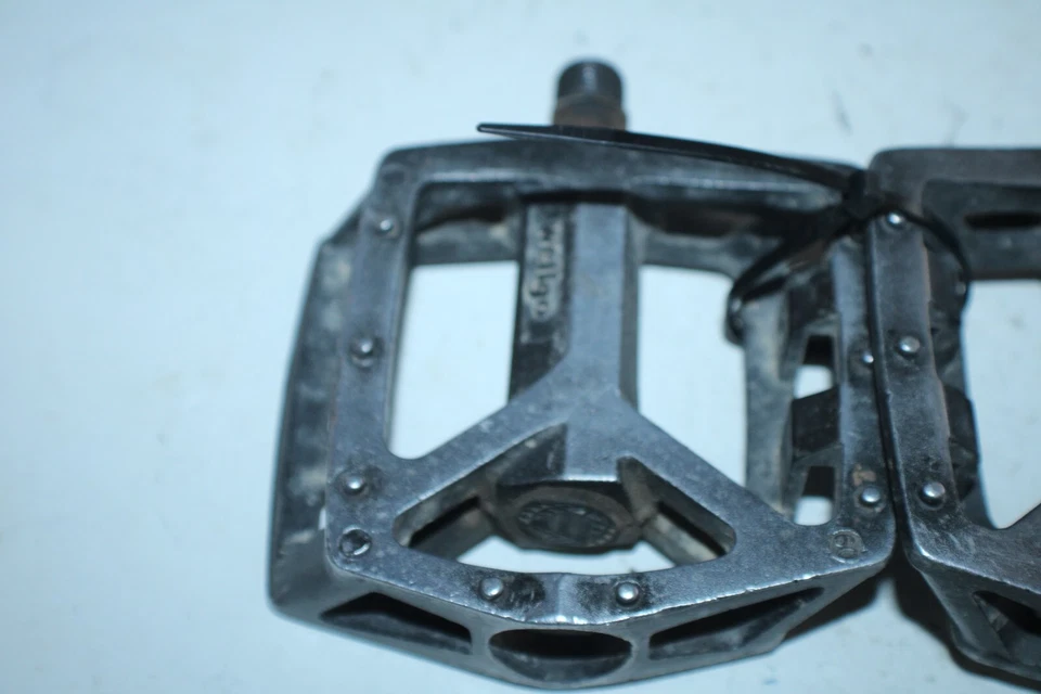 Wellgo Platform 骑行踏板 平灰色 9/16 英寸 混合山地车 硬尾 美国 托运人 — 第 2/4 张图片