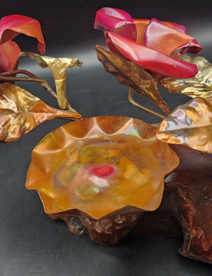 Candelabro hecho a mano con escultura de rosa de cobre patinado con llama en burl... Foto 3 de 4