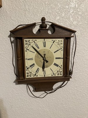Vintage Robert Shaw, Lux Electric Wall Clock Wood-Grain Look, Works Good