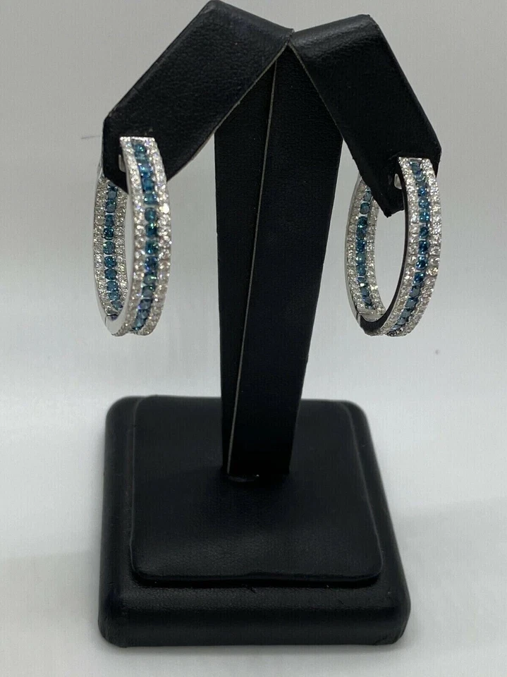 Pendiente de aro de diamantes y topacio azul simulado de 3 quilates para mujer acabado de oro blanco de 14 quilates Foto 2 de 4