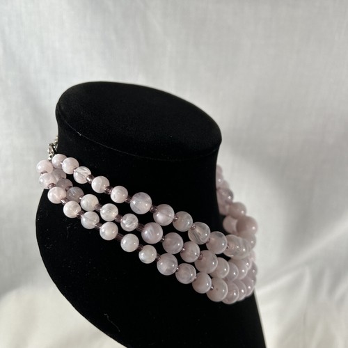 Vintage Graduated Marbled White Beaded Triple Strand Necklace Claw Closure - Picture 3 of 11