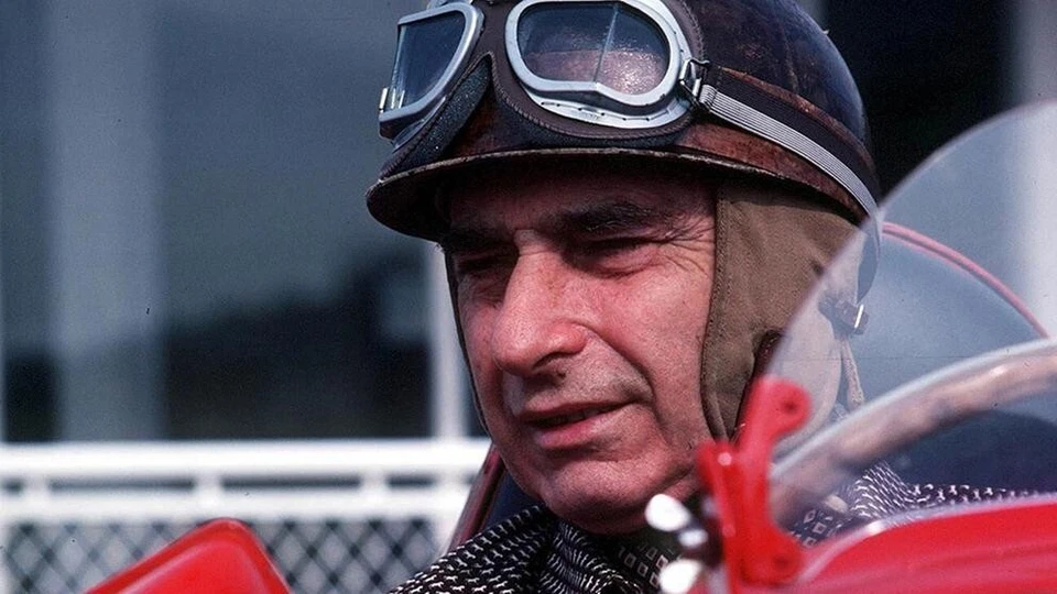 Juan Manuel Fangio 5x World Champion F1 + Podium - Figure Scale 1/18 - Image 4 of 4