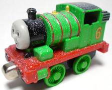 2002 THOMAS FRIENDS SNOWY PERCY 6 TAKE ALONG PLAY 2 7/8" MAGNETIC TRAIN