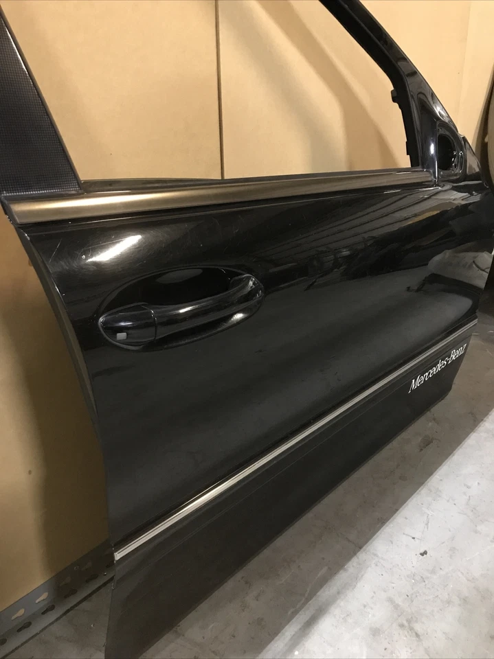 2002 Mercedes-Benz C32 Amg moldura de porta de passageiro dianteira direita completa preta fabricante de equipamento original - Imagem 4 de 4